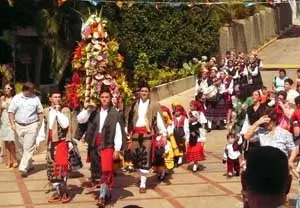  Integrantes de la Agrupación Folklórica del Centro Asturiano de Caracas llevan en procesión a ‘La Santina’, durante las festividades del pasado año.