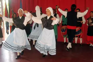  El cuerpo de baile de la FAAC bailó con gran ilusión durante la velada.