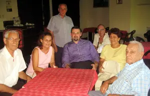  Gerardo Díaz Quiroz –en el centro– con algunos nativos asturianos en Cuba.