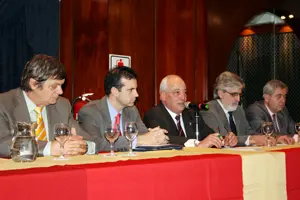Rafael Méndez -en el centro-, durante la asamblea general de la Asociación de Empresarios Gallegos de Argentina (AEGA).
