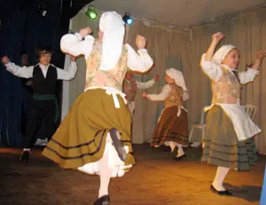 Un momento de la actuación de uno de los grupos de baile que participaron en el festival.