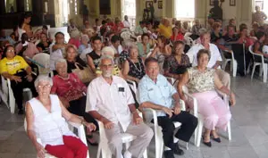 La presidenta de la entidad, Josefina Rodríguez –izqda.– con la junta directiva de la sociedad.