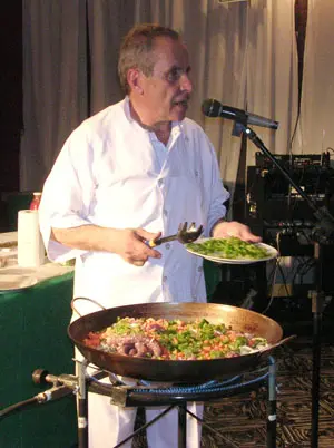 Juan José Ibáñez, preparando una paella huertana.