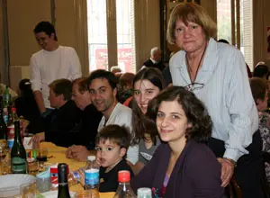 Hijos y nietos de gallegos, junto a la presidenta del Centro, en la comida.