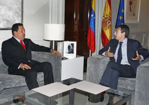  El presidente de Venezuela, Hugo Chávez, y el presidente del Gobierno español, José Luis Rodríguez Zapatero, durante su encuentro en uno de los salones del Palacio de la Moncloa.