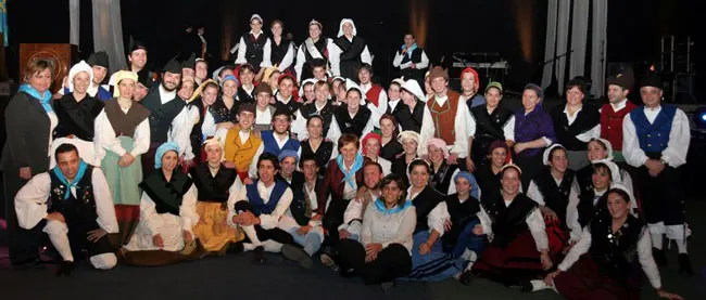  La consejera María José Ramos y Ana Rivas posan con los más de 70 integrantes de los grupos de baile de Mendoza, Valparaíso y Santiago de Chile que actuaron en la capital chilena.