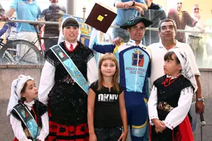  El vencedor de la prueba ciclista posa con su trofeo al término de la prueba.