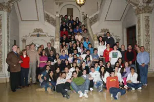  Todos los participantes en el curso de asturianía en la escalera del Centro Asturiano de Buenos Aires.