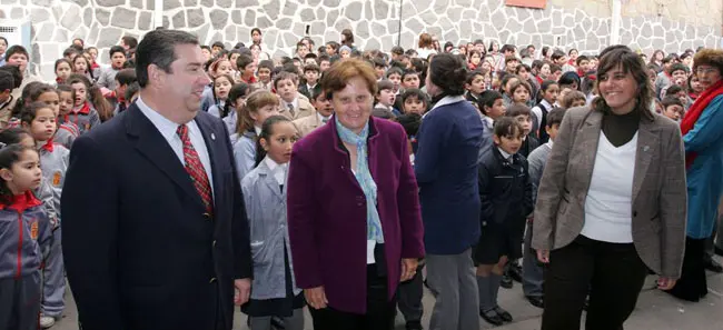 Villalobos, Ramos y Rivas, con los niños del centro. 