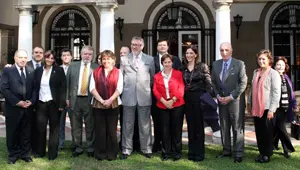 El embajador de España en Chile –en el centro– con la consejera –a su izquierda– y la presidenta de la Colectividad de Chile –a la derecha–, acompañados de la directora de la Agencia Asturiana de Emigración –segunda por la izquierda