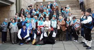  El grupo de participantes en el programa ‘Añoranza Asturias 2009’ con la viceconsejera de Emigración, Teresa Ordiz, y el presidente del Consejo de Comunidades Asturianas, Manuel Fernández de la Cera.