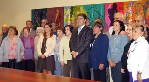 El consejero de Interior y Justicia, Alfonso Fernández Mañueco, posa junto a los integrantes de la ‘Operación Añoranza’ de Salamanca.