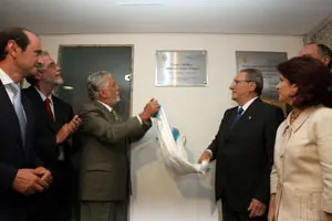 El gobernador de Bahía y Manuel Antas descubren la placa de inauguración en presencia de Louzán.