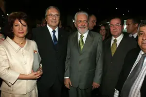 Pilar Pin, Manuel Antas Fraga y Jacques Wagner, gobernador de Bahía, en la inauguración del centro médico.