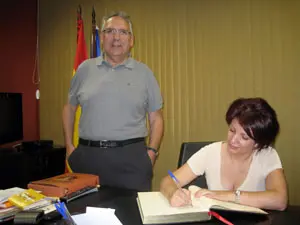  La directora firma en el libro de visitas del Cervantes de Brasilia, en presencia de su director, Manuel Lombao.