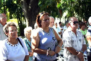 Elvira Menéndez, Adela Sierra y Manolo Pérez encabezaron la misa en el asilo de Santovenia. 