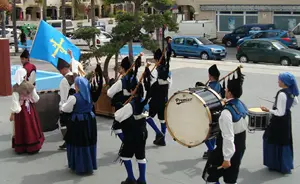 La comitiva asturiana se dirige a la recepción oficial en el Ayuntamiento.