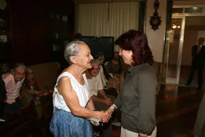 Pin conversó con los ancianos en la Sociedad de Recreo.