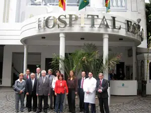 Pilar Pin, Esther Herrera, Jesús Salas, Antonio Casas y directivos del Hospital Español de Río, delante de la fachada.