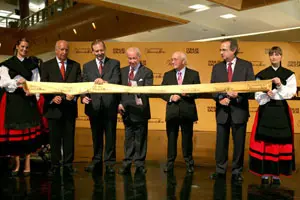 Momento del corte de la cinta inaugural de la Quincena de Galicia.
