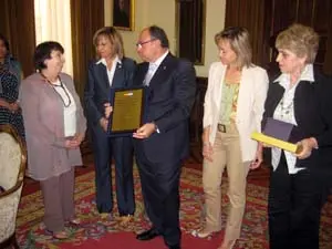 Enrique Martín entregó a los palentinos de Argentina un recuerdo de su viaje.