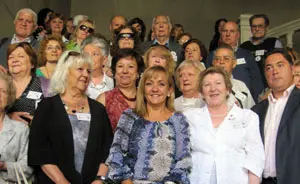 Isabel Carrasco posa junto a los participantes en el programa \'Añoranza\' en la sede de la Diputación.