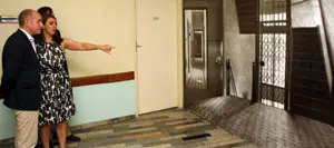 La presidenta del Hospital le mostró las instalaciones al responsable de Emigración.