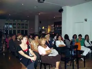 Numerosas mujeres acudieron a la conferencia.