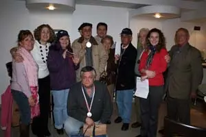 Los tres equipos finalistas lucen sus medallas, junto a Mili y Mirta, de Abran Pista.