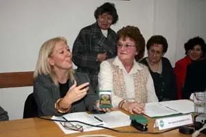Berzosa entrega una medalla de reconocimiento a la presidenta del Museo y Ateneo de Estudios Históricos de Nueva Pompeya, Nilda Magnaghi.