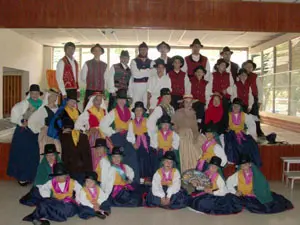 Foto de familia de la Agrupación Jardín Canario de la localidad carabobeña de Bejuma.