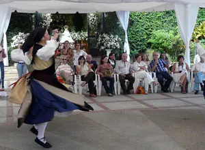 Autoridades, directivos, socios e invitados disfrutan de los bailes de la Agrupación Folklórica de la entidad.