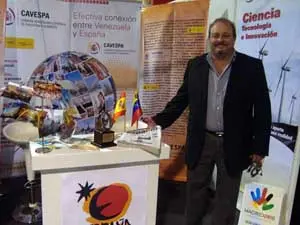 José Ramón Fernández González muestra orgulloso su premio, junto a una edición de ‘Magazine Español’ en el estand de Cavespa.