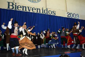 El grupo de baile del Centro, durante su actuación en la celebración de la fiesta.
