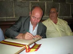 El secretario xeral firma el libro de visitas de la Casa de España junto a su presidente, Ramón Carrillo.
