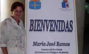  La consejera, junto al cartel que le dio la bienvenida al Centro Asturiano de Caracas.