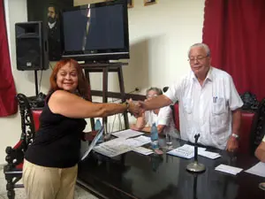 Carmelo González felicita a Olivia Cano, una de las premiadas en la categoría de ensayo.