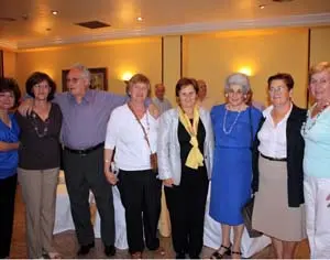 María José Ramos y Teresa Ordiz posan con algunos de los emigrantes durante el acto de despedida. 