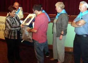 Teresa Ordiz entrega la plaza a responsables del Centro en Lausanne. 