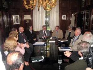 Manuel Barros, durante su reunión con la directiva del Hogar Español. 