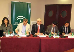 José Antonio Gómez Periñán –en el centro–, durante la presentación en París.