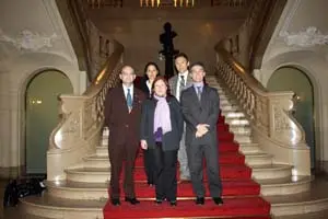 En la escalera de honor, durante la visita.