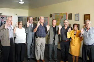 Los miembros de la nueva directiva prestan juramento de sus cargos.