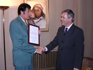 Carlos Santos entrega la distinción a Eloy Pousa. 