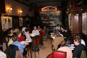 El ciclo, que se celebró en el pequeño salón del café Tortoni, tuvo una gran acogida.