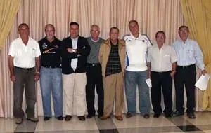De izda. a dcha., Manuel Guisamonde y Raúl Arán, vocales; Richard Barreiro y Olmedo, Jesús Tacón, Juan Antonio Oti y Antonio Fabal, vicesecretario, vicepresidente, presidente y tesorero, respectivamente; José Rodríguez Noya, vocal; y José Mart