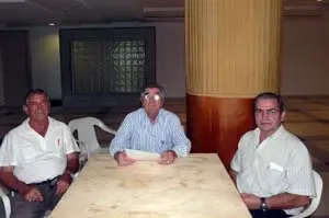 Los integrantes de la Mesa de Debates: Manuel Guisamonde, José Martínez Bregua –director– y José Rodríguez Noya.