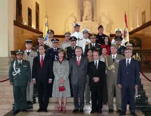 El embajador de España y su séquito, ante el sarcófago donde reposan los restos del Libertador, Simón Bolívar, el 12 de octubre de 2008.