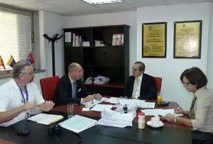 Alfredo Rajoy, gerente general de la FES; Santiago Camba, secretario xeral de Emigración; Francisco González Otero y Josefina Benítez Quintero, presidente y secretaria general, durante la reunión en la Fundación España Salud.