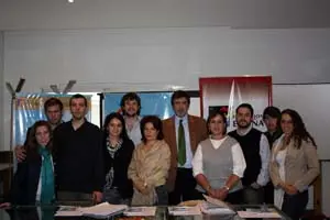 Pilar Pin, Yolanda Gómez, Guillermo Hernández posan con la directiva de Adjera.